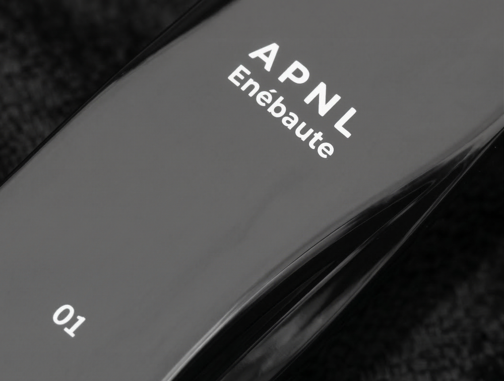 観葉植物用液体肥料Enebauteの洗練された黒い本体