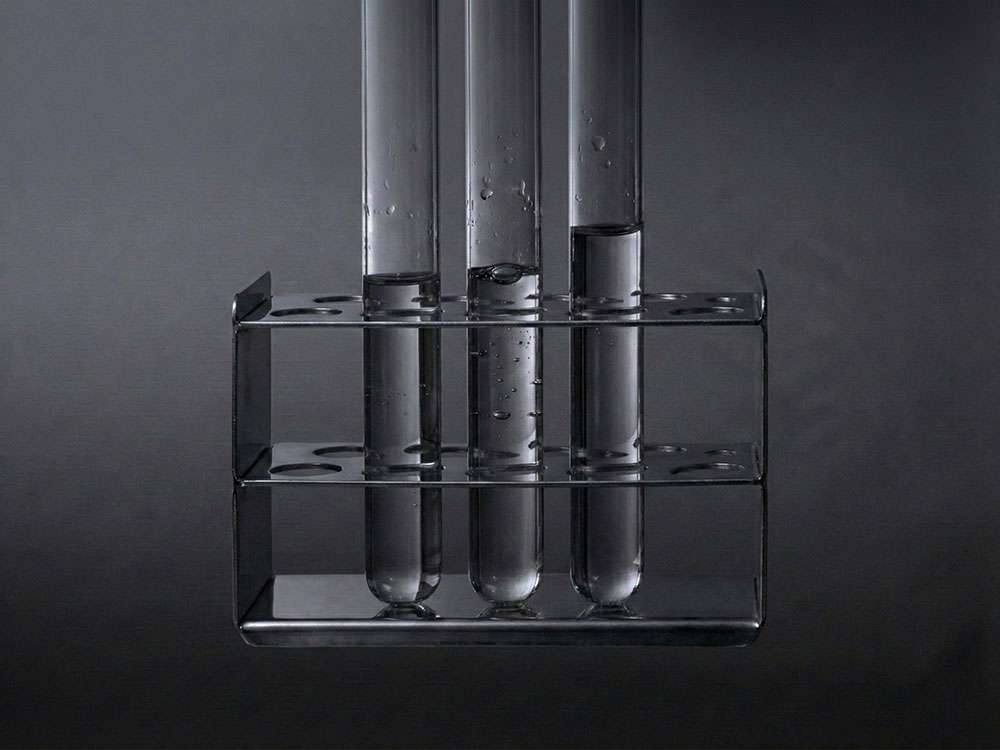 薄めずそのまま使える、観葉植物用液体肥料EneBaute（エナボーテ）の調整された透明な肥料成分のイメージ